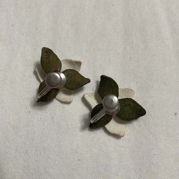 Leather Trillium Pin and Earrings - Picture 3 of 3